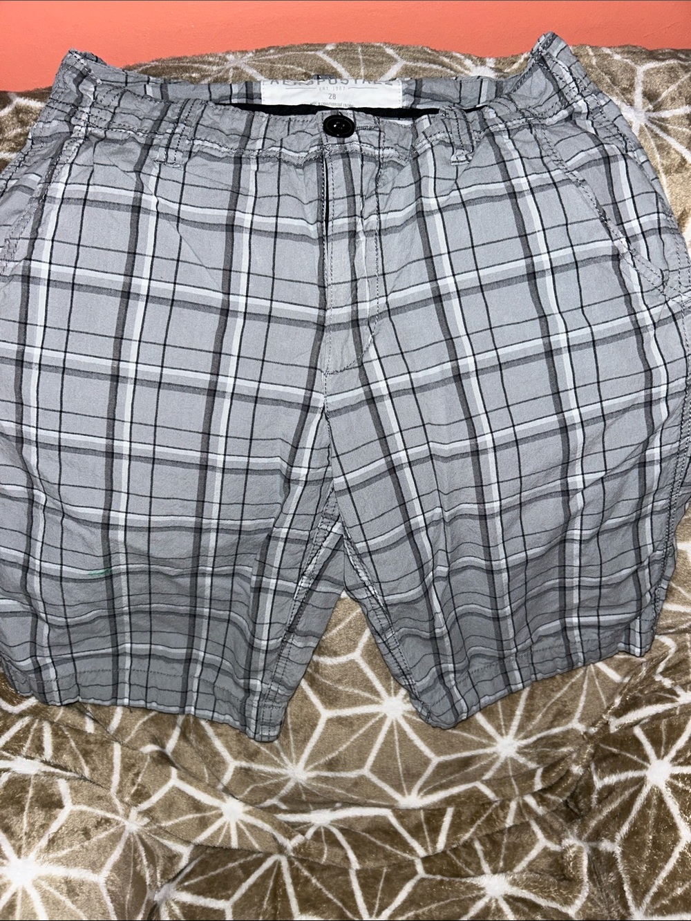 Aeropostale Men’s Light Gray Plaid Flat Front Shorts